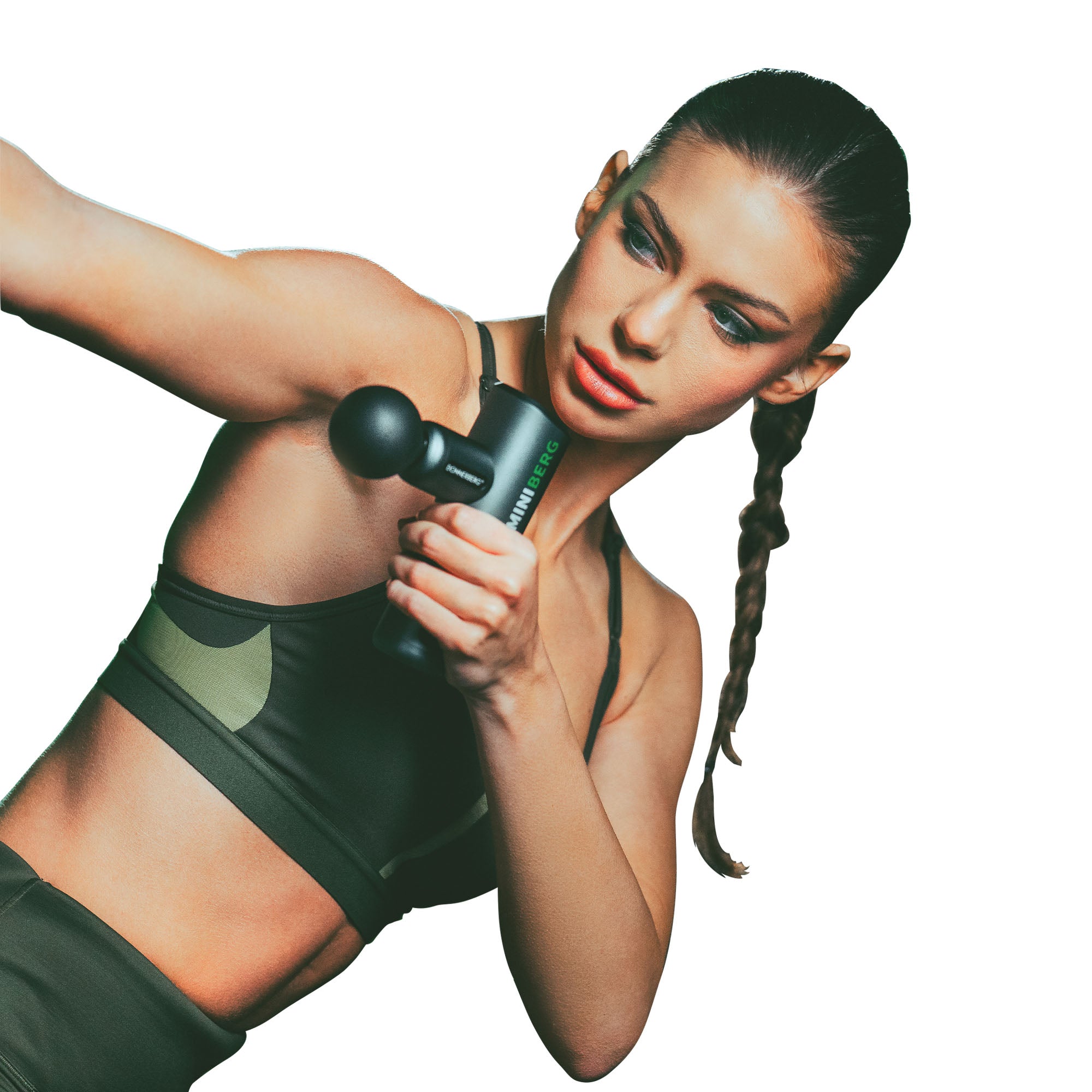 Frau verwendet MINIBERG Massagepistole mit Kugelaufsatz zur Muskelentspannung