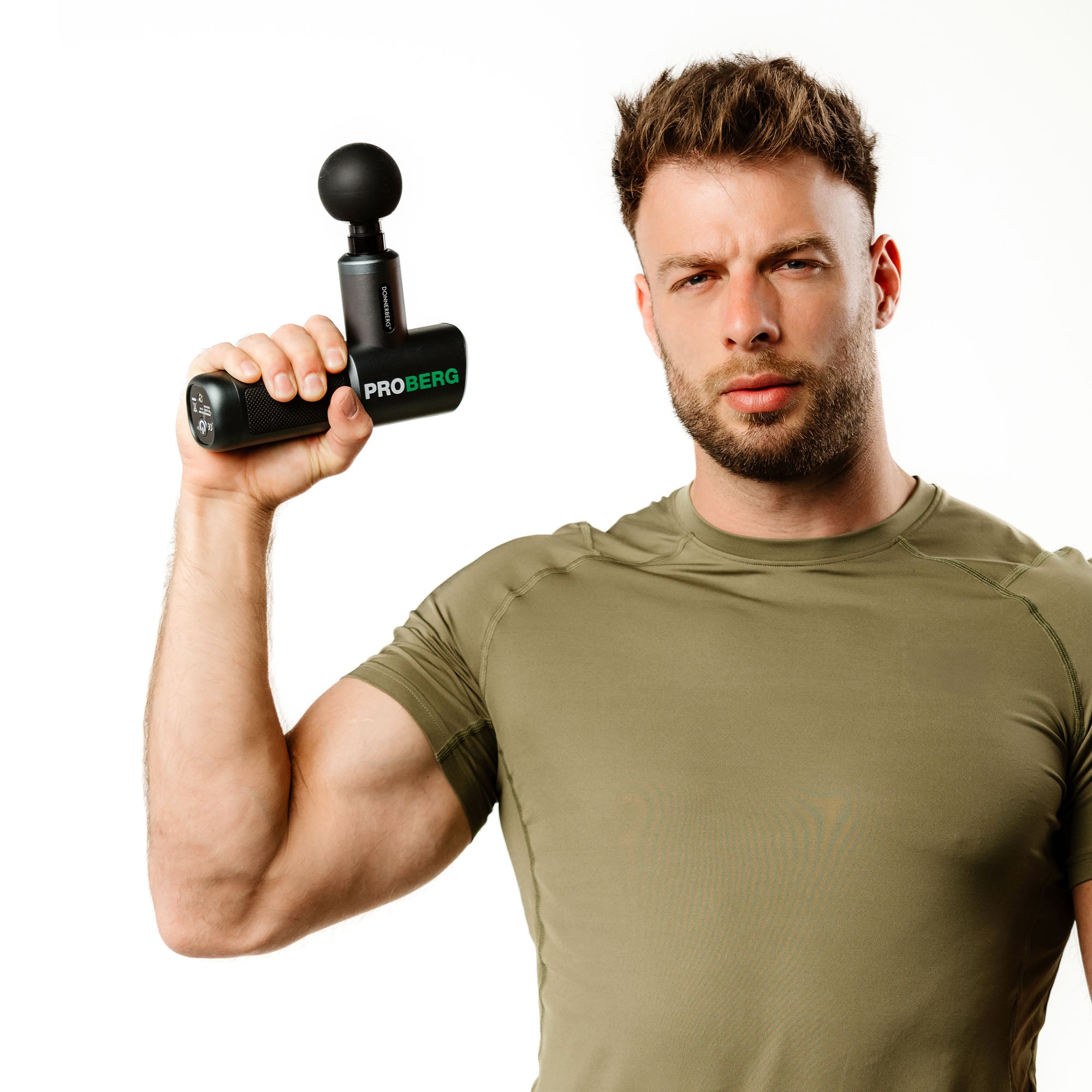 Mann hält PROBERG Massagepistole mit Kugelaufsatz zur Muskelregeneration