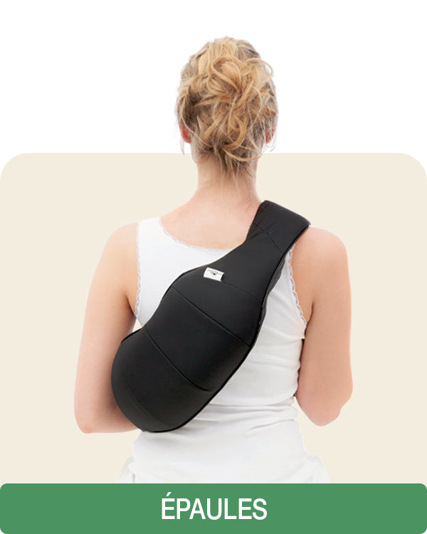 Se masser les épaules avec l"appareil de massage shiatsu Basic jade